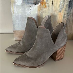 Steve Madden Taupe grey Suede Heeled Boots size 8